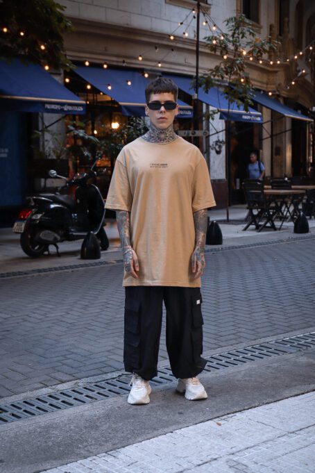 REMERA URBAN BASIC CAMEL - Imagen 2